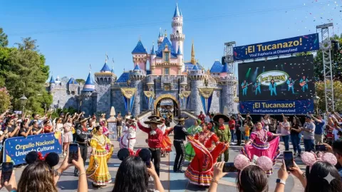 ¡Orgullo Nacional en Disneyland! 'El Tucanazo' de Los Tucanes de Tijuana desata euforia viral y une culturas en un épico baile masivo
