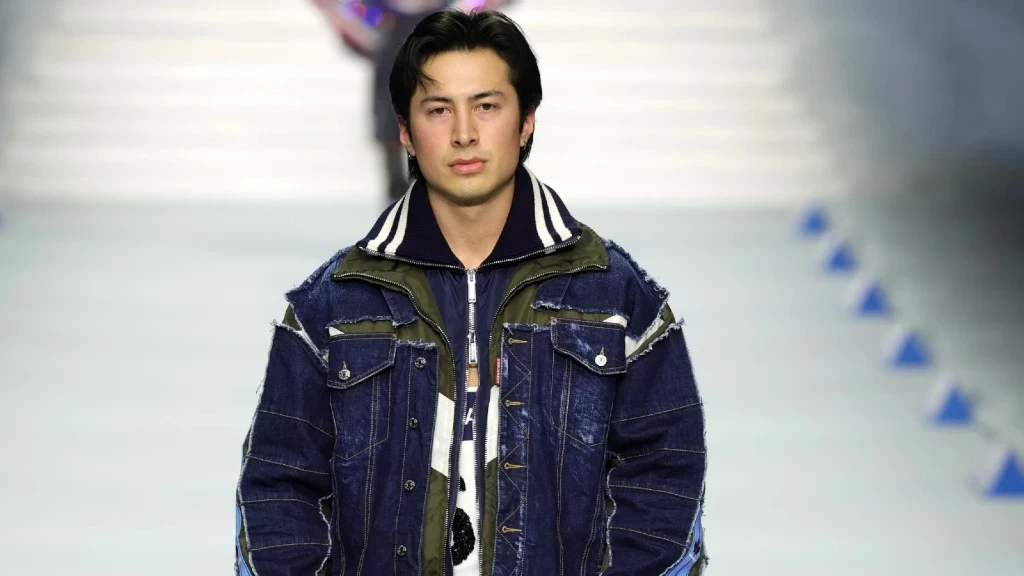 ¡Impacto Global! Hudson Williams Colapsa el Sitio Web de DSquared2 Tras Explosivo Debut en Milán: La Nueva Sensación de la Moda Masculina