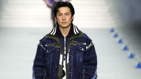 ¡Impacto Global! Hudson Williams Colapsa el Sitio Web de DSquared2 Tras Explosivo Debut en Milán: La Nueva Sensación de la Moda Masculina