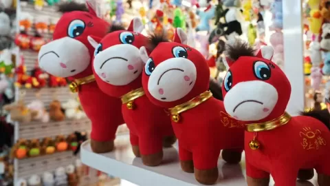 El 'Crying Horse' Domina el Año Nuevo Chino 2026: El Peluche Triste que Conquistó China y México con un Error Viral