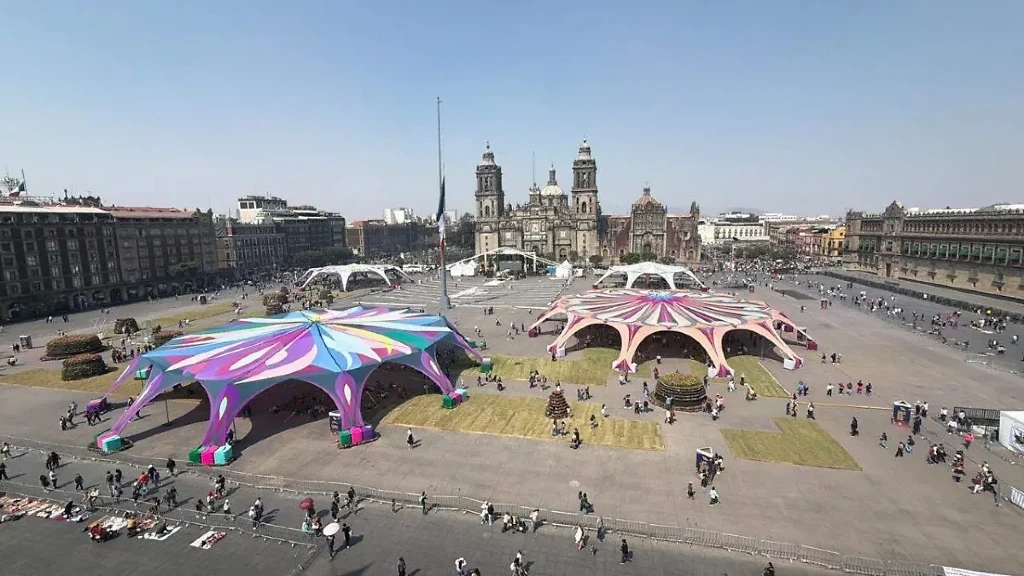 El 'Jardín del Buen Amor' Extiende su Encanto Floral en el Zócalo de CDMX: Miles de Flores, Cine y Música en Vivo Hasta el 22 de Febrero