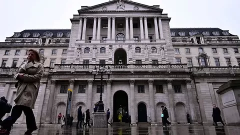 Banco de Inglaterra Redefine la Moda Corporativa: Maquillaje y Tacones para Personal de Género Fluido Rompen Barreras Tradicionales