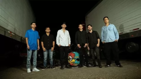 Drama en Carretera: Camioneta de Grupo Línea M Robada e Incendiada en Jalisco por Narcobloqueos