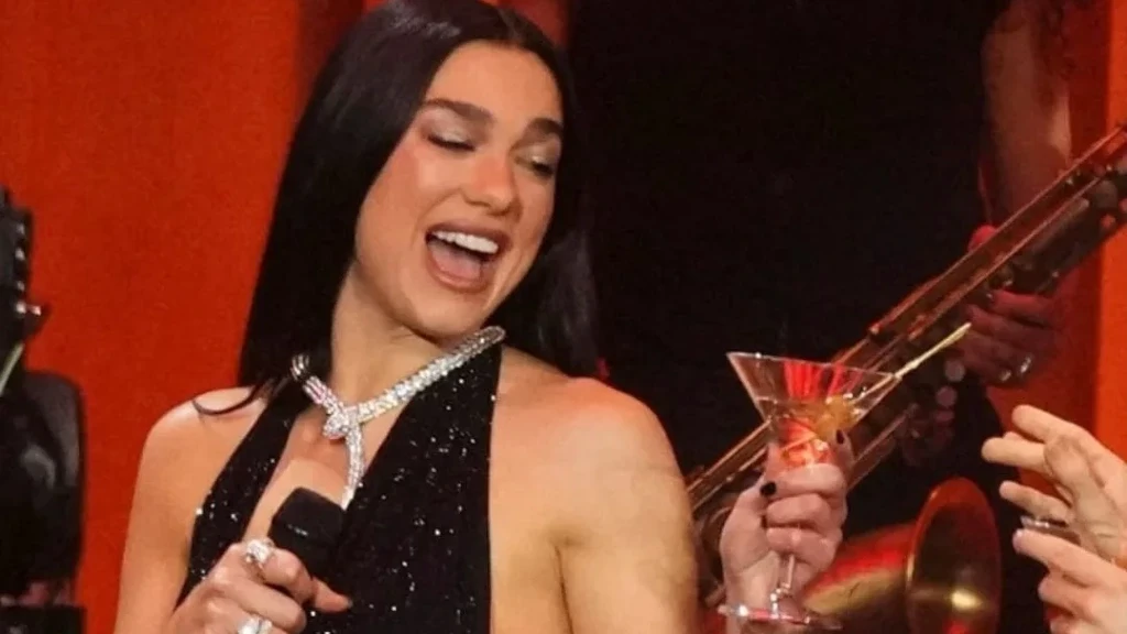 Dua Lipa Deslumbra en los Brit Awards 2026 con Actuación Inesperada: ¡Momento Viral que Conquistó Manchester!