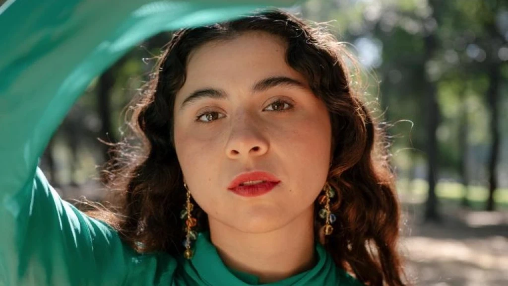 Silvana Estrada Conquista Santiago: Una Mirada Íntima a su Arte y la Resonancia de 'Vendrán Suaves Lluvias'