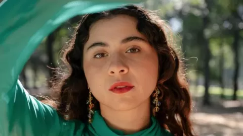 Silvana Estrada Conquista Santiago: Una Mirada Íntima a su Arte y la Resonancia de 'Vendrán Suaves Lluvias'