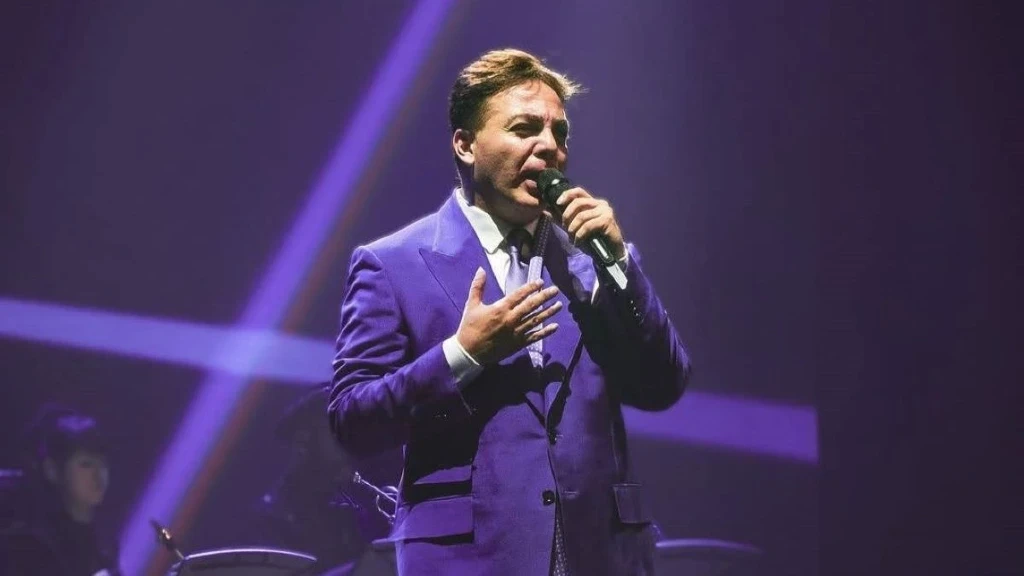 Cristian Castro Deslumbra en el Auditorio Nacional con Sorpresivo Homenaje a The Cure