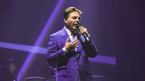 Cristian Castro Deslumbra en el Auditorio Nacional con Sorpresivo Homenaje a The Cure